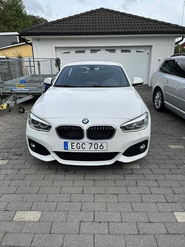 Vit Begagnad 2016 BMW 116 M Sport Halvkombi | 118 000 kr (Bra pris) - Bild 1/4