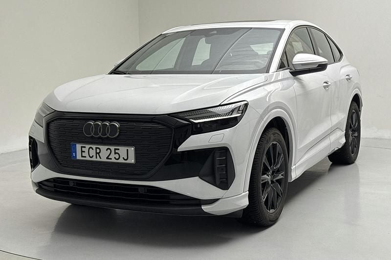 Vit Begagnad 2025 Audi Q4 Sportback e-tron Comfort SUV | 510 000 kr - Bild 1/4
