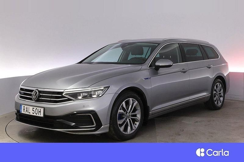 Silver Begagnad 2023 VW Passat Executive Kombi | 286 900 kr (Marknadspris) - Bild 1/4