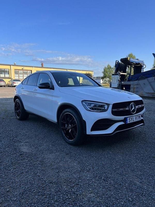Vit Begagnad 2022 Mercedes GLC220 AMG line Plus Sportkupé | 534 900 kr (Bra pris) - Bild 1/4