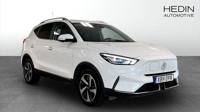 Vit (white) Begagnad 2022 MG ZS Luxury Sedan | 249 900 kr (Bra pris) - Bild 1/4