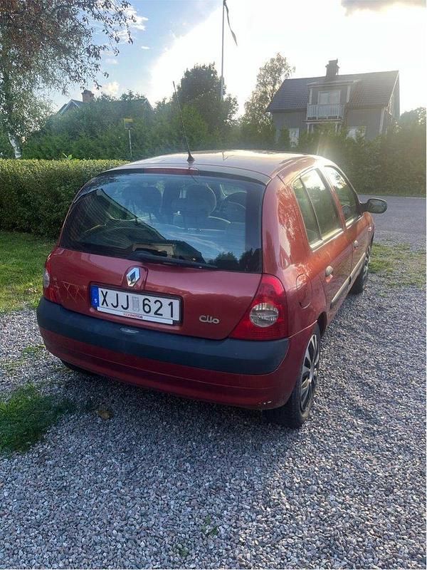 Röd Begagnad 2006 Renault Clio R.S. Authentique Halvkombi | 19 000 kr (Marknadspris) - Bild 1/4