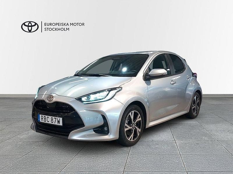 Silver Begagnad 2024 Toyota Yaris Hybrid Halvkombi | 249 900 kr (Lite dyr) - Bild 1/4