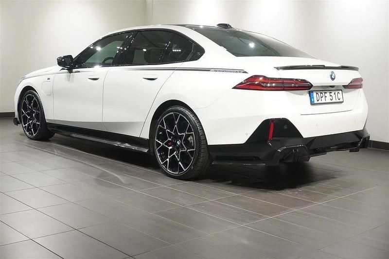 Begagnad BMW 550 M Performance 490 HK (360 kW) 2024 Mineralvit metallic Sedan