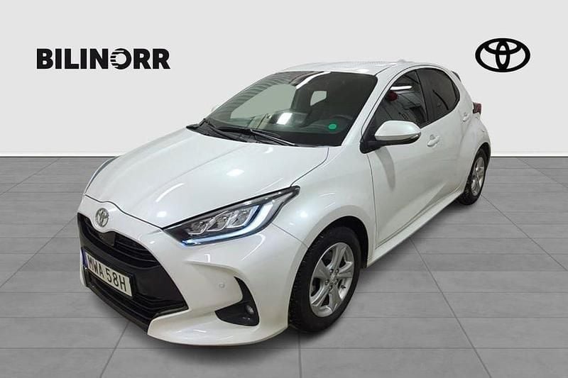 Vit Begagnad 2024 Toyota Yaris Hybrid Style Halvkombi | 269 900 kr - Bild 1/4