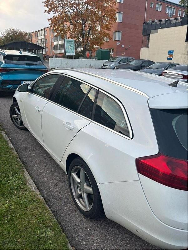Vit Begagnad 2011 Opel Insignia Edition Kombi | 30 000 kr - Bild 1/4