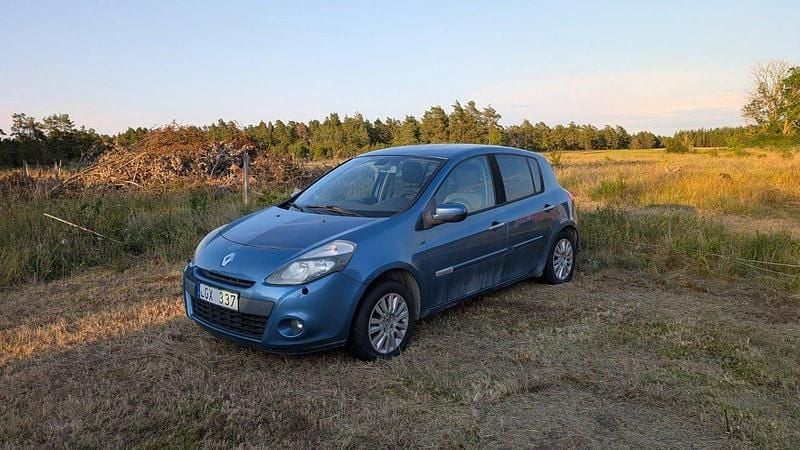 Blå Begagnad 2011 Renault Clio II Halvkombi | 40 000 kr (Marknadspris) - Bild 1/4