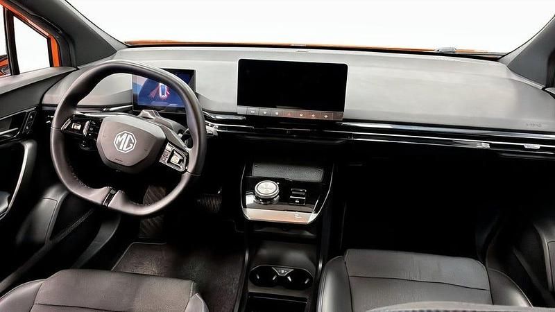 Begagnad MG MG4 EV Luxury 150 kW (204 HK) 2022 Orange Halvkombi