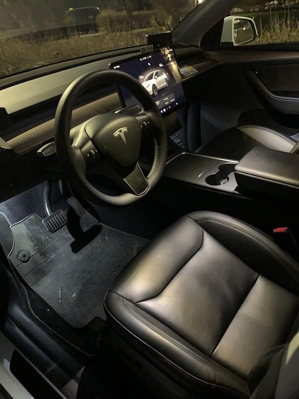 Begagnad Tesla Model Y Long Range RWD 255 kW (347 HK) 2025 SUV