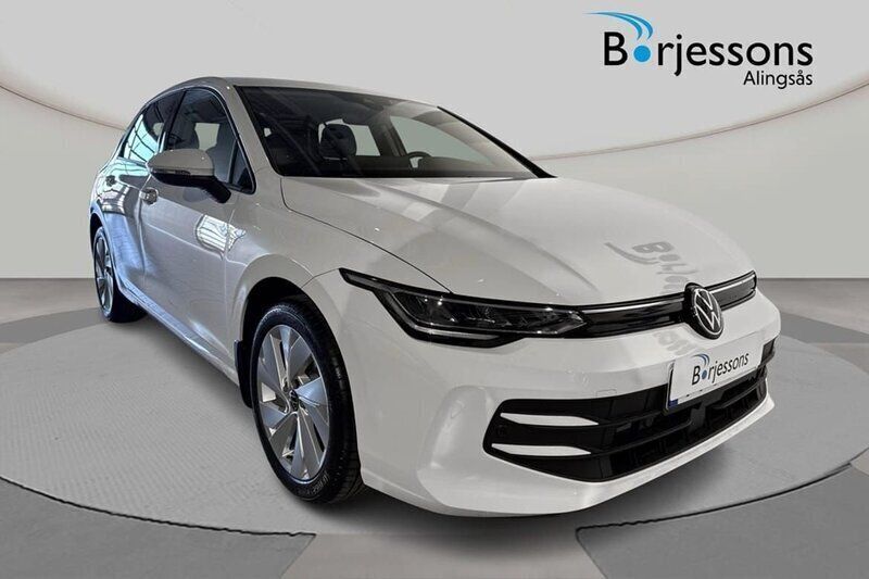 Vit Ny 2025 VW Golf VIII Life Halvkombi | 284 900 kr (Bra pris) - Bild 1/4