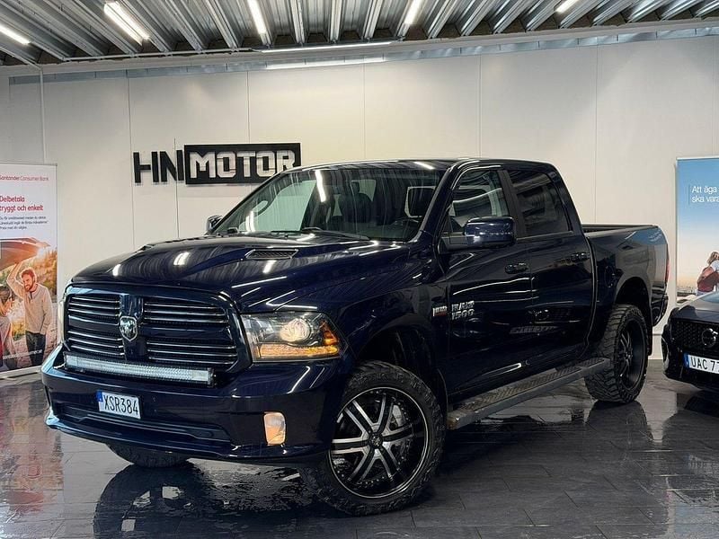 Mörkblå (blå) Begagnad 2013 RAM 1500 Pickup | 244 900 kr (Bra pris) - Bild 1/4