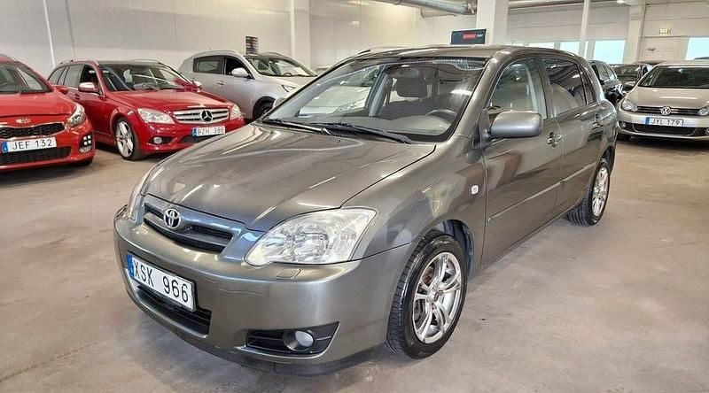 Grå Begagnad 2006 Toyota Corolla Halvkombi | 39 999 kr (Marknadspris) - Bild 1/4
