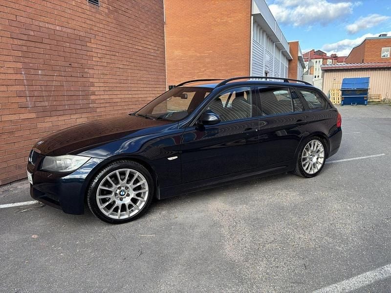 Svart Begagnad 2008 BMW 320 M Sport Kombi | 68 500 kr (Marknadspris) - Bild 1/4