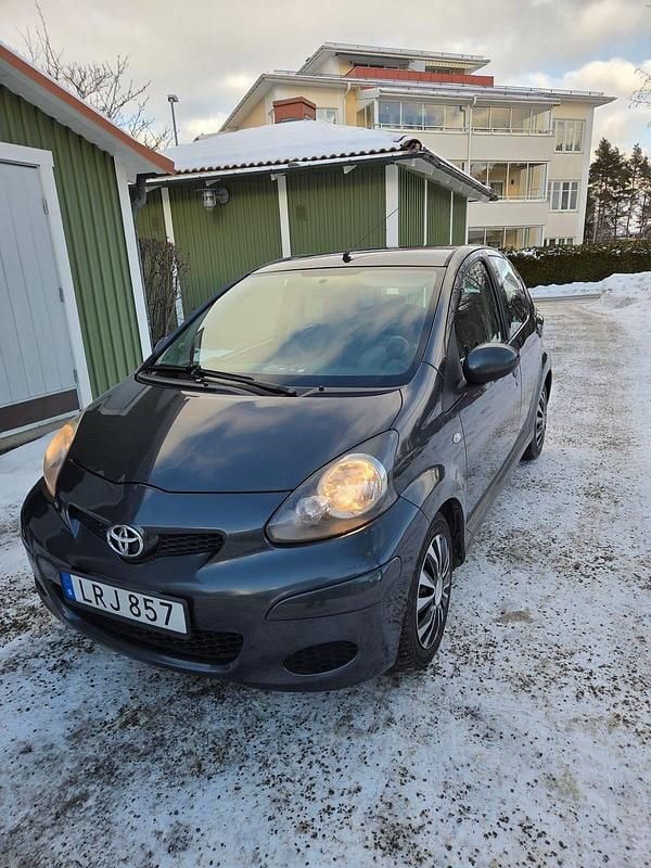 Begagnad 2011 Toyota Aygo Halvkombi | 29 000 kr (Marknadspris) - Bild 1/4