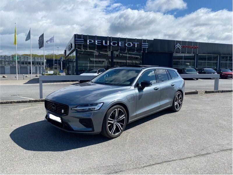 Grå Begagnad 2021 Volvo V60 R-Design Kombi | 359 700 kr (Marknadspris) - Bild 1/4