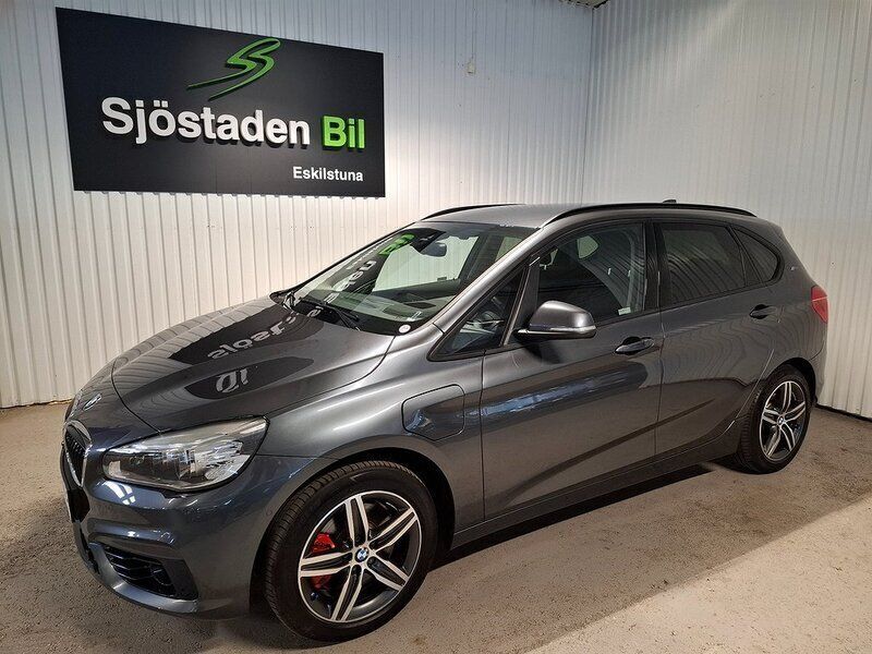 Grå Begagnad 2016 BMW 225 Minibuss | 199 900 kr - Bild 1/3