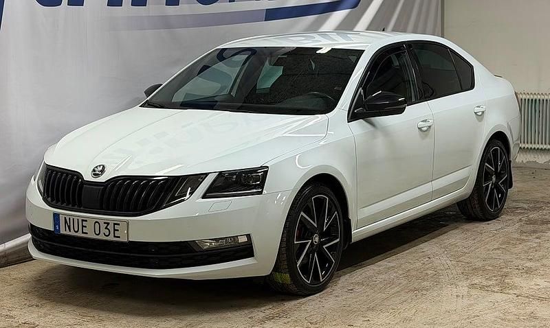 Vit Begagnad 2019 Skoda Octavia Sport Halvkombi | 189 500 kr (Bra pris) - Bild 1/4