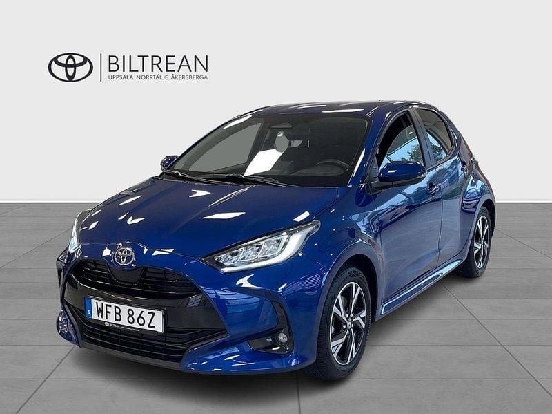 Mörkblå (blå) Begagnad 2024 Toyota Yaris Hybrid Active Halvkombi | 269 000 kr (Dyr) - Bild 1/4