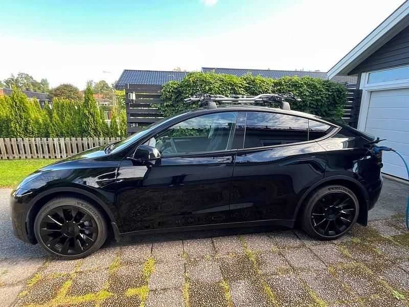 Svart Begagnad 2023 Tesla Model Y Long Range AWD SUV | 430 000 kr - Bild 1/4