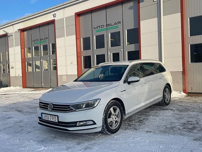 Vit Begagnad 2015 VW Passat GT Kombi | 139 900 kr (Marknadspris) - Bild 1/4