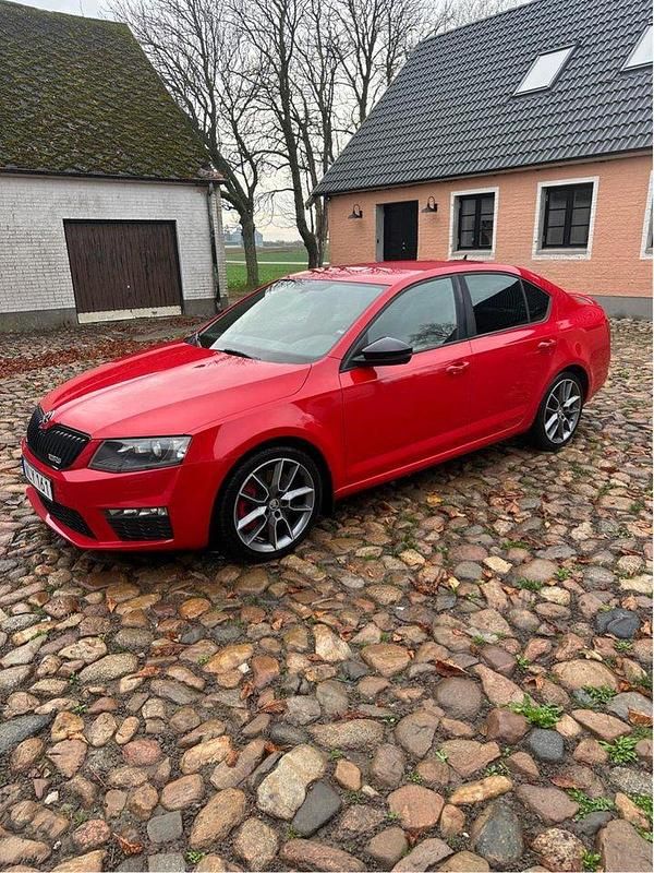Röd Begagnad 2015 Skoda Octavia RS Halvkombi | 129 000 kr (Marknadspris) - Bild 1/4