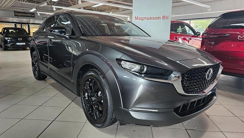 Grå Ny 2025 Mazda CX-30 Homura-Line SUV | 356 800 kr (Marknadspris) - Bild 1/3