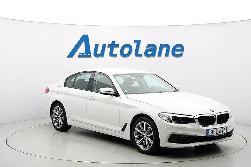Alpinweiss iii Begagnad 2018 BMW 520 Sport Line Sedan | 279 900 kr (Marknadspris) - Bild 1/3