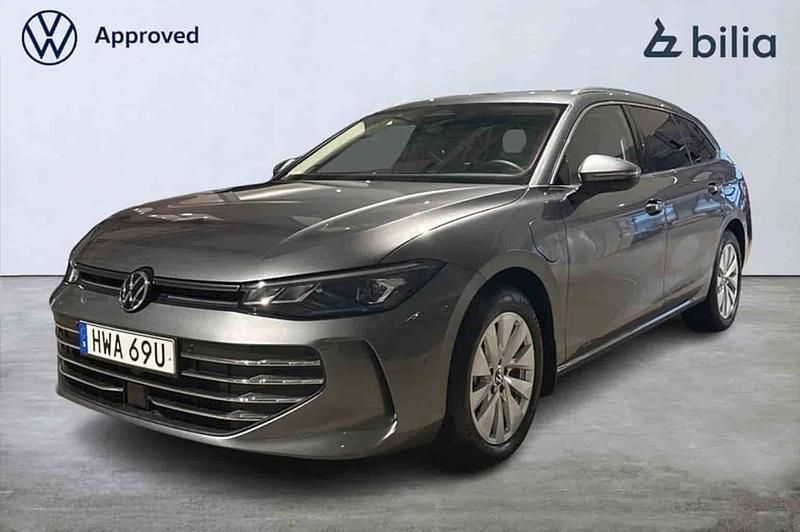 Grå Begagnad 2024 VW Passat Kombi | 429 000 kr (Marknadspris) - Bild 1/1