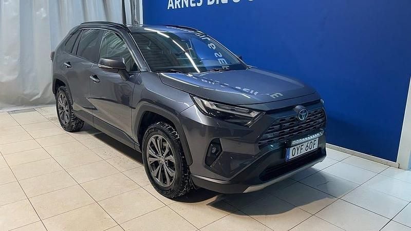 Grå Begagnad 2023 Toyota RAV4 Hybrid Executive SUV | 399 900 kr (Marknadspris) - Bild 1/4