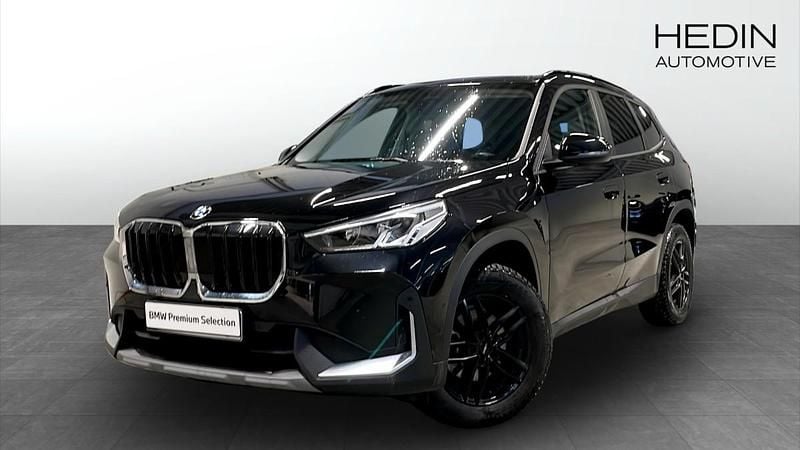 Svart (black) Begagnad 2024 BMW X1 Shadowline SUV | 509 700 kr - Bild 1/4