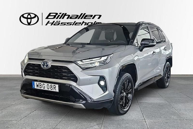 Grå Begagnad 2024 Toyota RAV4 Hybrid Style SUV | 449 900 kr (Marknadspris) - Bild 1/4