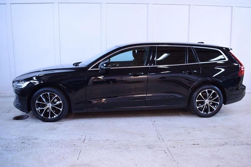Svart Begagnad 2020 Volvo V60 Momentum Kombi | 219 900 kr (Marknadspris) - Bild 1/4