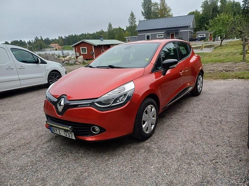 Röd Begagnad 2014 Renault Clio IV Halvkombi | 69 900 kr (Marknadspris) - Bild 1/4