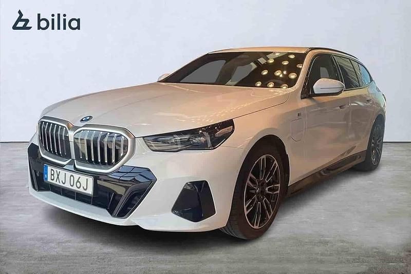 Vit Begagnad 2025 BMW 530e Kombi | 679 900 kr - Bild 1/1