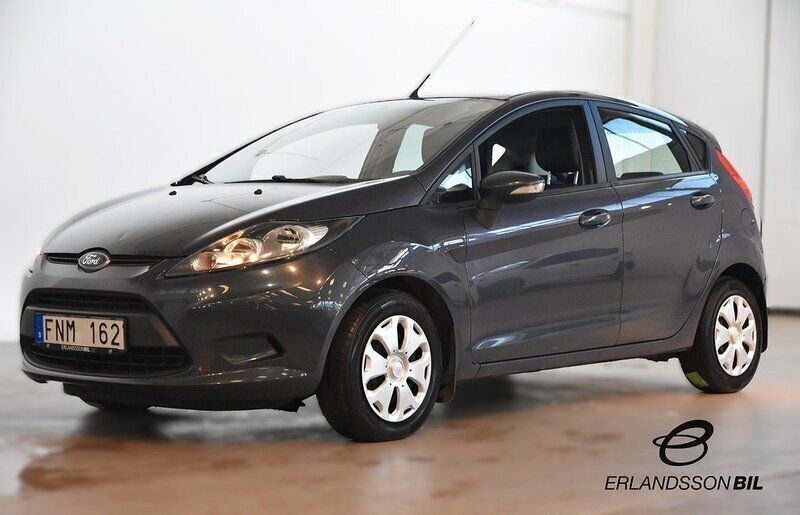Grå Begagnad 2012 Ford Fiesta Trend Halvkombi | 59 900 kr (Marknadspris) - Bild 1/4