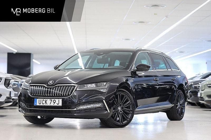 Svart Begagnad 2021 Skoda Superb LAURIN & KLEMENT Kombi | 279 900 kr (Marknadspris) - Bild 1/3