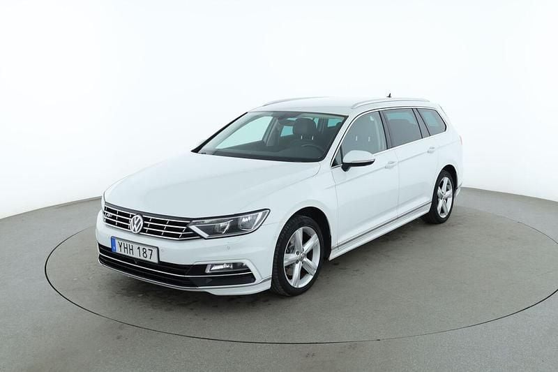 Vit Begagnad 2016 VW Passat R-line Kombi | 146 000 kr (Bra pris) - Bild 1/3