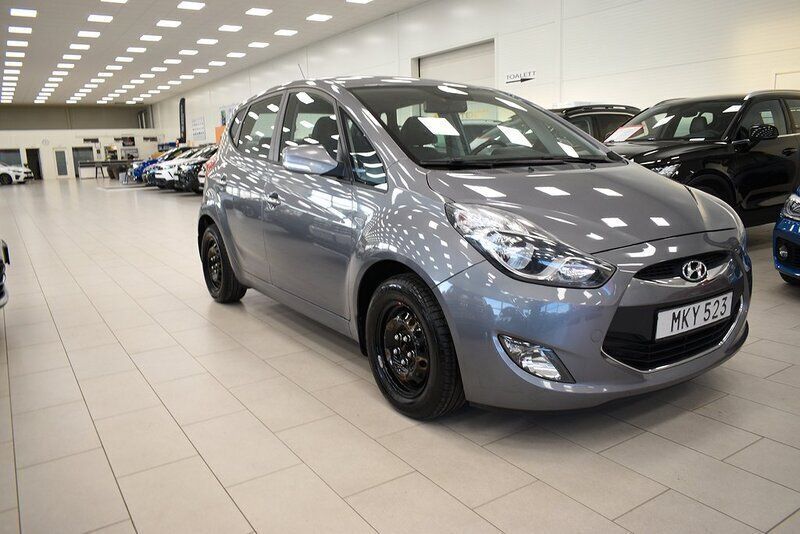 Grå Begagnad 2014 Hyundai ix20 Premium Halvkombi | 79 900 kr (Marknadspris) - Bild 1/4