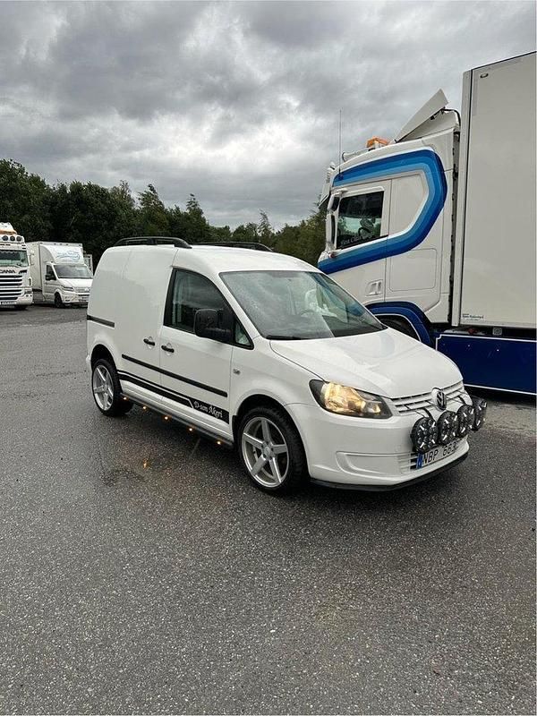 Vit Begagnad 2013 VW Caddy Minibuss | 99 000 kr (Marknadspris) - Bild 1/4