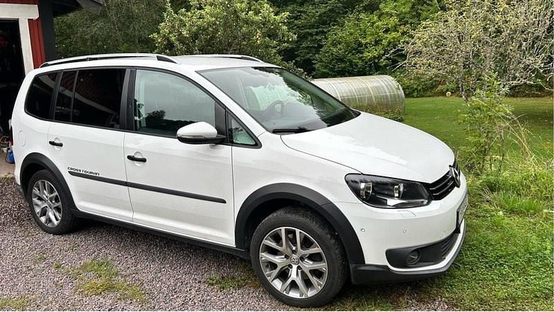 Vit Begagnad 2015 VW Touran Cross Minibuss | 89 000 kr (Bra pris) - Bild 1/4