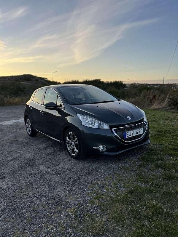 Grå Begagnad 2012 Peugeot 208 Halvkombi | 75 000 kr (Bra pris) - Bild 1/4