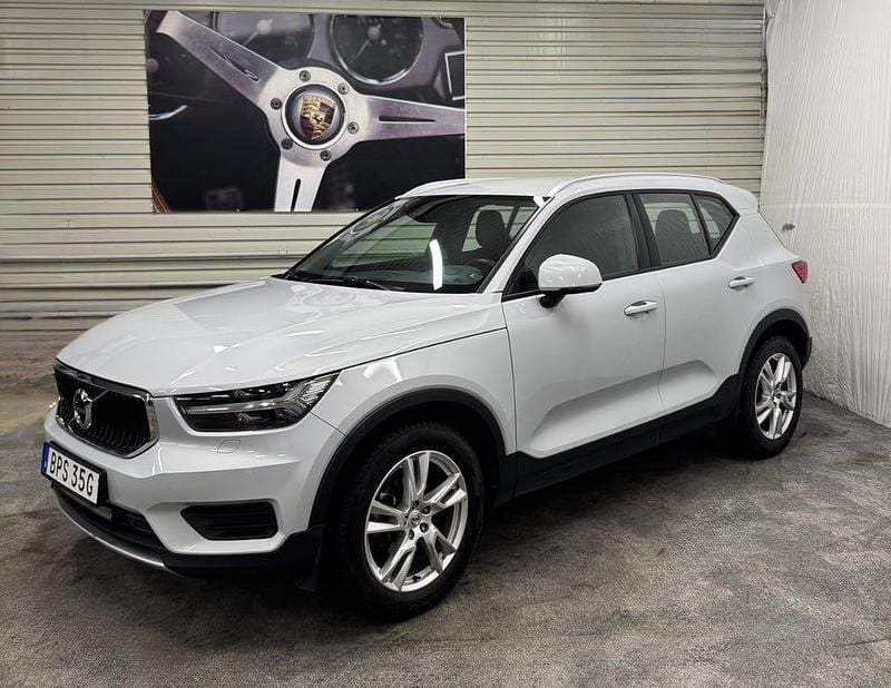 Silver Begagnad 2021 Volvo XC40 Momentum SUV | 259 000 kr (Marknadspris) - Bild 1/4