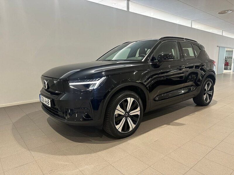 Svart Begagnad 2022 Volvo XC40 Core SUV | 369 500 kr - Bild 1/4