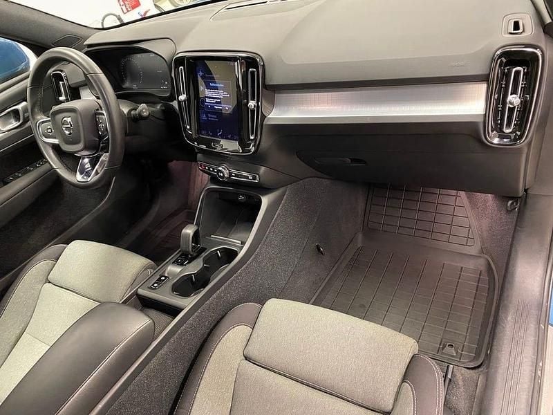 Begagnad Volvo XC40 Core 214 HK (157 kW) 2023 Blå SUV