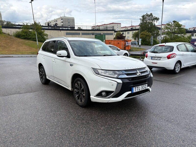 Vit Begagnad 2016 Mitsubishi Outlander P-HEV SUV | 145 000 kr (Bra pris) - Bild 1/4