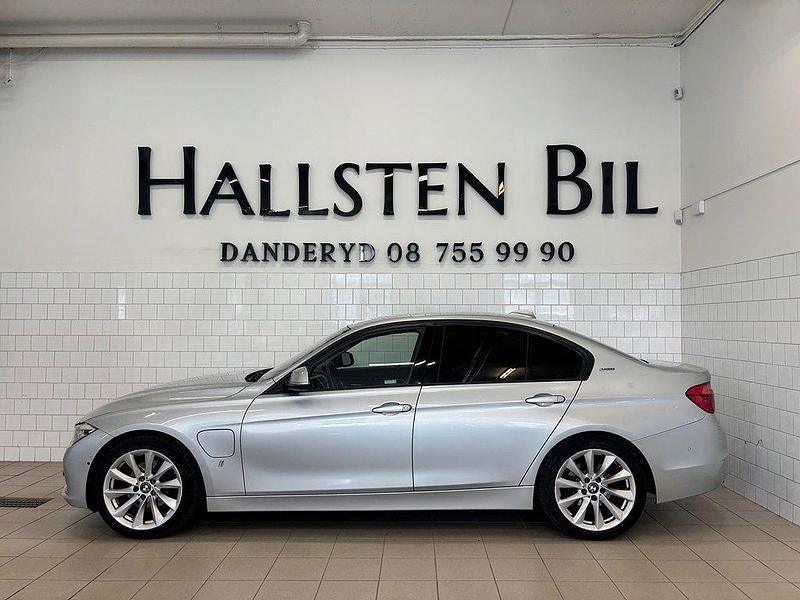Silver Begagnad 2017 BMW 330e Sport Line Sedan | 179 000 kr (Marknadspris) - Bild 1/4