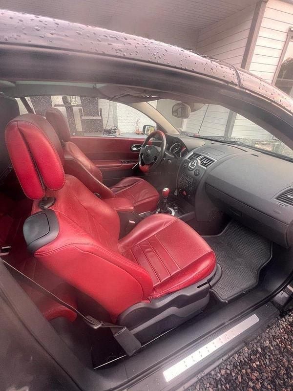 Svart Begagnad 2005 Renault Mégane Cabriolet Cab | 29 000 kr (Bra pris) - Bild 1/3