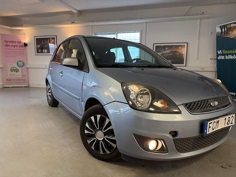 Blå Begagnad 2007 Ford Fiesta Halvkombi | 24 500 kr (Marknadspris) - Bild 1/4