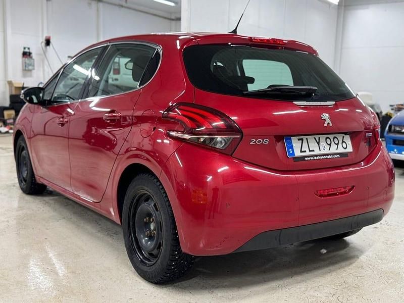 Begagnad Peugeot 208 82 HK (60 kW) 2016 Röd Halvkombi