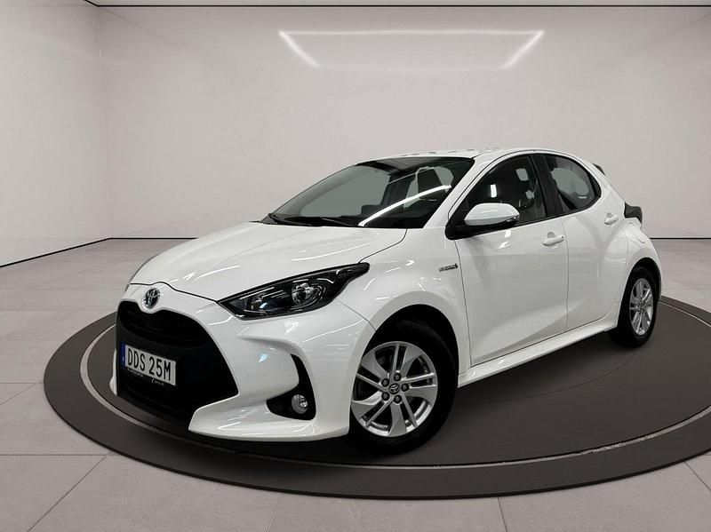 Vit Begagnad 2021 Toyota Yaris Active Halvkombi | 205 500 kr (Marknadspris) - Bild 1/3
